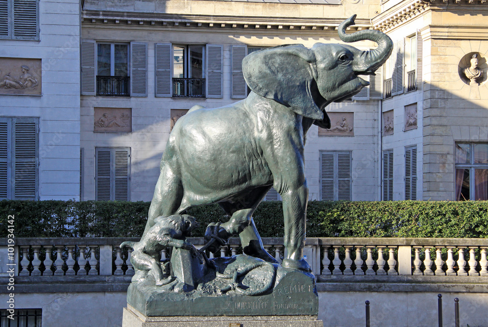 Ταπετσαρία PARIS, FRANCE -18 DECEMBER 2011: Elephant statue in front of museum D'Orsay in P