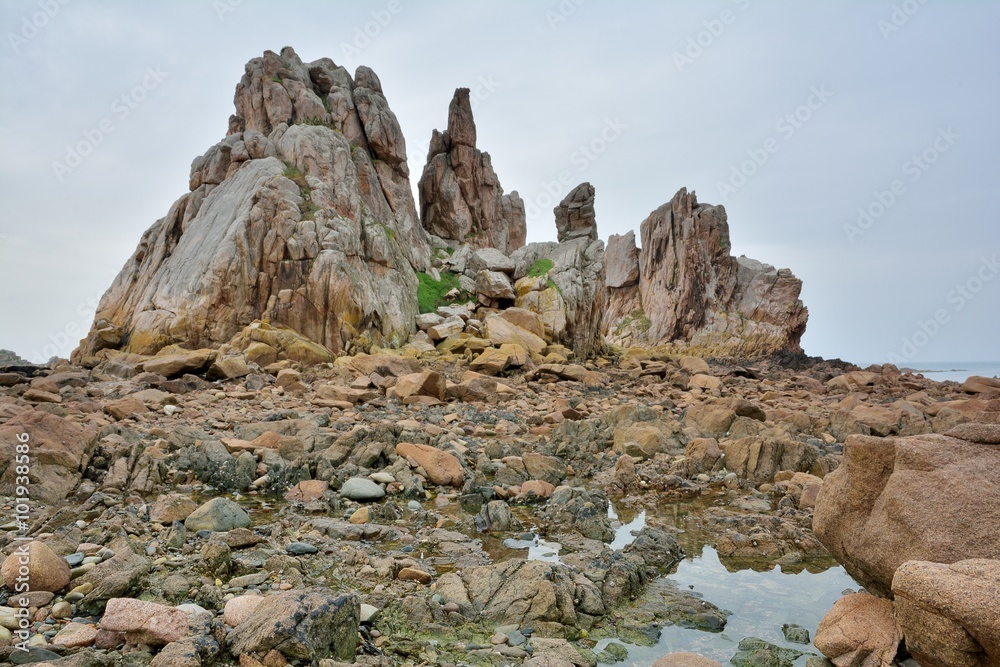 Enorme rocher de Pors Scaff à Plougrescant en Bretagne