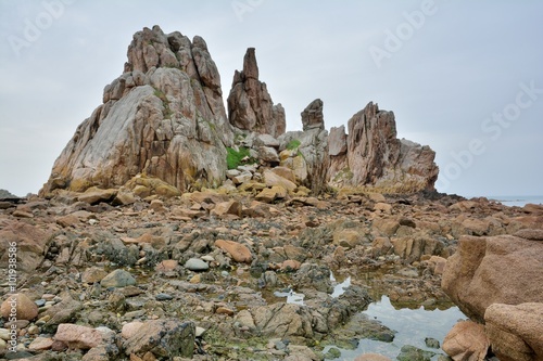 Enorme rocher de Pors Scaff à Plougrescant en Bretagne photo