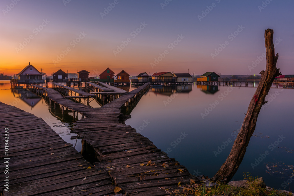 Φωτογραφία Small fishing cottages in the sunset on Bokod lake in Hungary