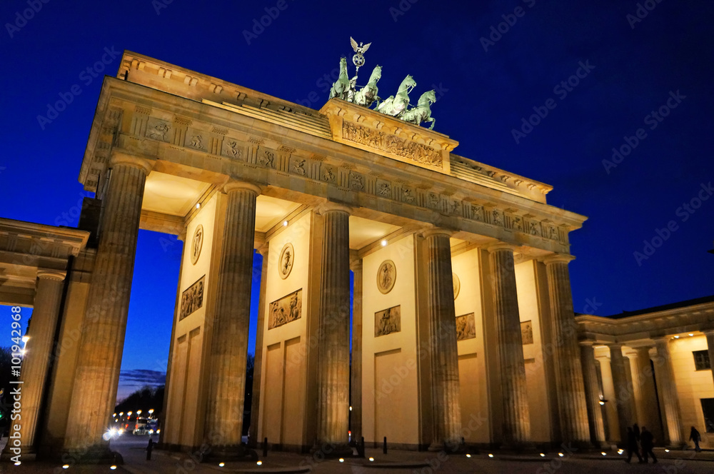 Fototapeta premium Brandenburger Tor abends