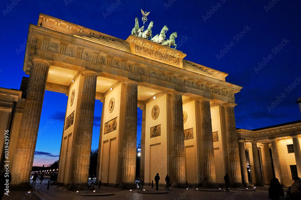 Naklejka premium Brandenburger Tor bei abendlicher Beleuchtung
