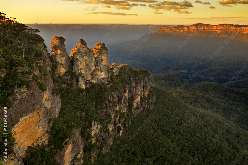 Fototapeta premium Sunrise in Blue Mountains. View over landmark rock formation 