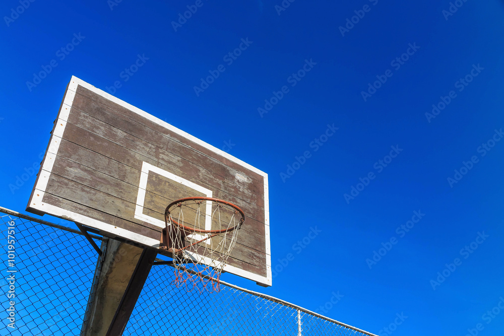Obraz premium Basketball hoop, wooden pad and blue sky