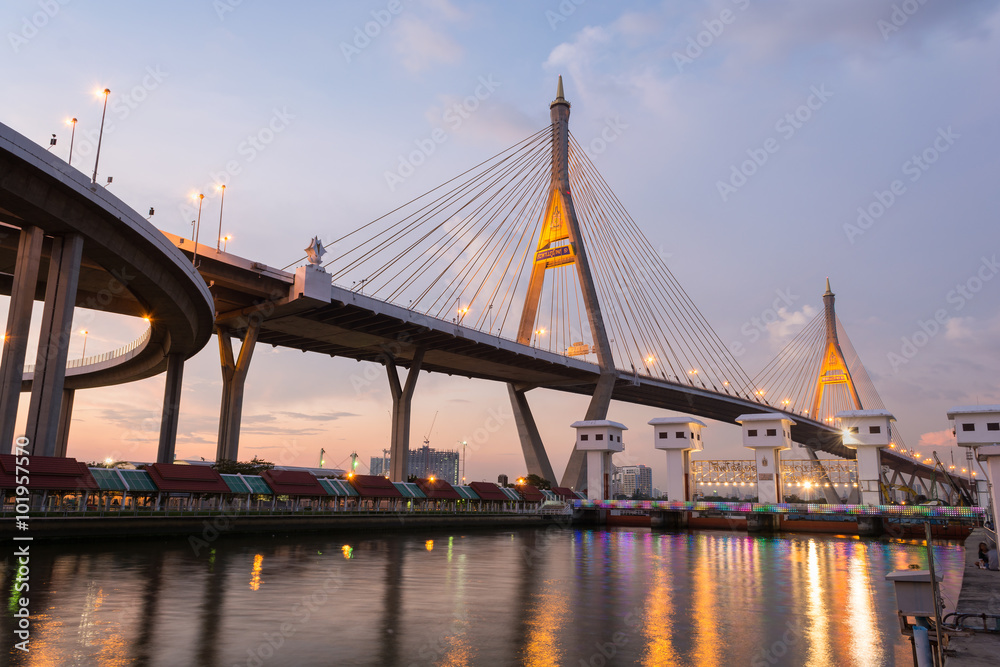 Obraz premium The bridge crosses the Chao Phraya River, Bhumibol Bridge or Ind
