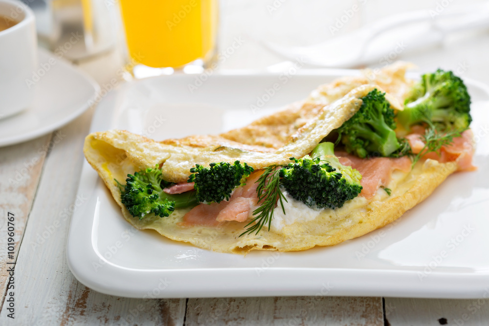 Egg-white omelet with salmon and broccoli Egg-white omelet with salmon and broccoli