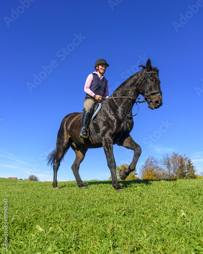 Reiterin auf ihrem stolzen Pferd © ARochau