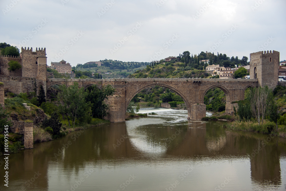 El río Tajo a su paso por Toledo (España)