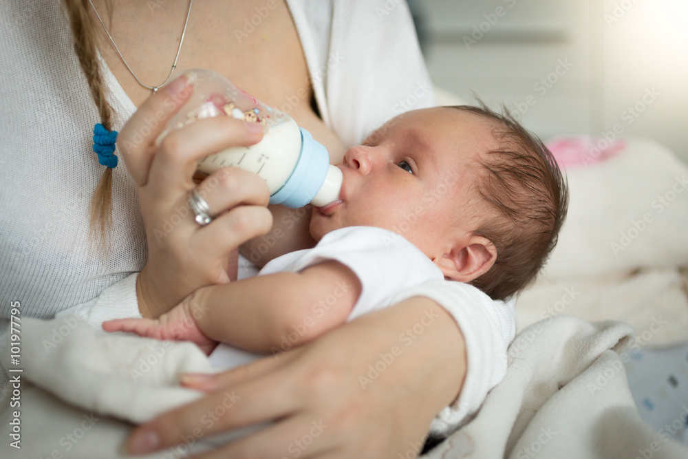Εκτύπωση καμβά Closeup of mother feeding newborn baby from bottle