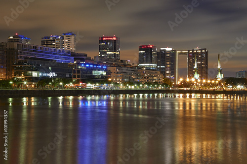 Puerto Madero bei Nacht, Buenos Aires © freedom_wanted