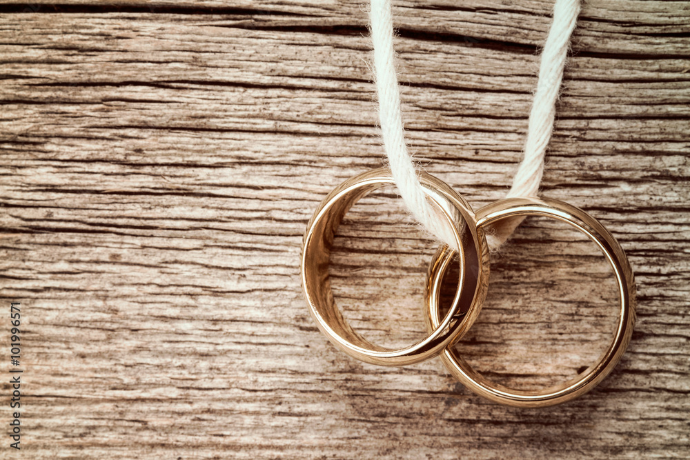 Obraz premium Two rings hanging on rope
