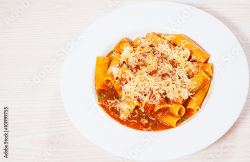 pasta rigatoni with tomato sauce and cheese