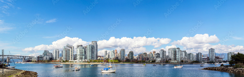 Fototapeta premium panoramiczny widok na budynki vancouver panoramę miasta za mariną w słoneczny dzień w kolumbii brytyjskiej w kanadzie