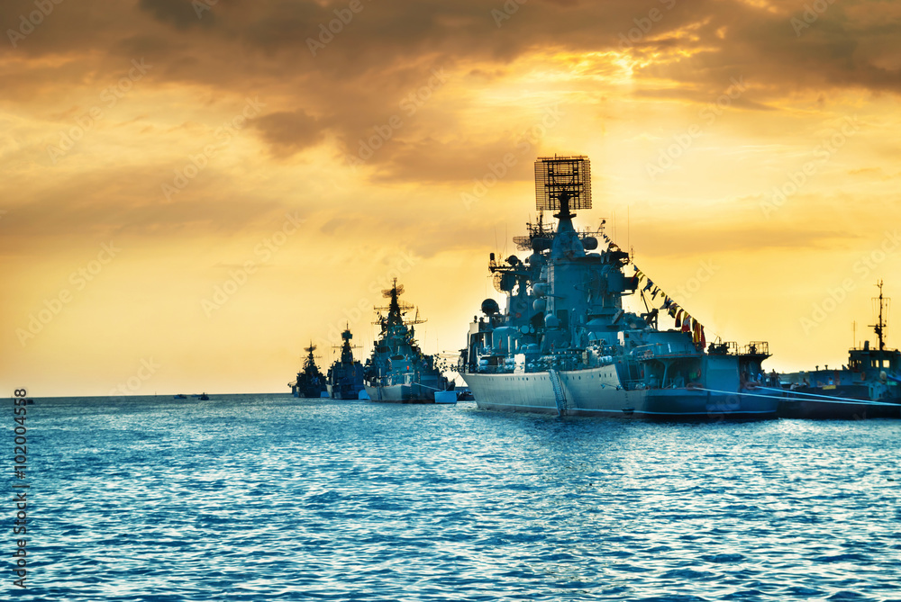 Obraz premium Military navy ships in a sea bay