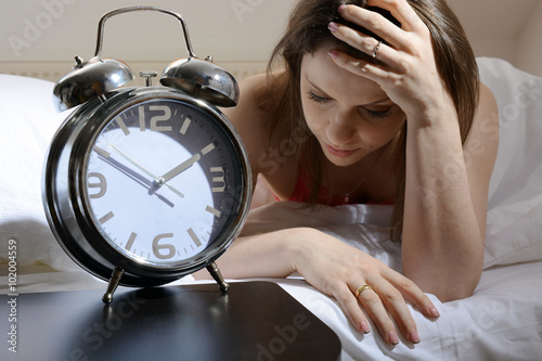Frau leidet an Schlaflosigkeit und Schlafstörung und hat Probleme beim Einschlafen photo