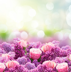 Papier peint photo Lilas Lilas et roses dans un bouquet floral  © neirfy