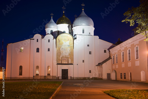 У Софийского собора октябрьской ночью. Великий Новгород