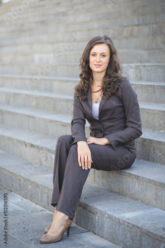 Geschäftsfrau sitzt auf Treppe © DDRockstar