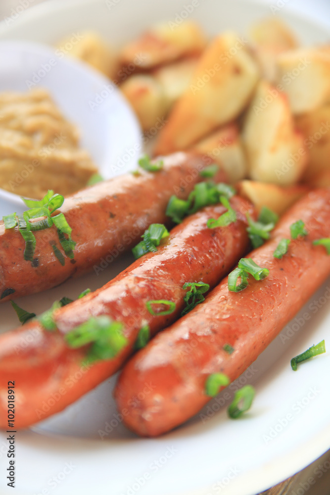 Sausages with chopped scallions and home-fried potatoes with mustard