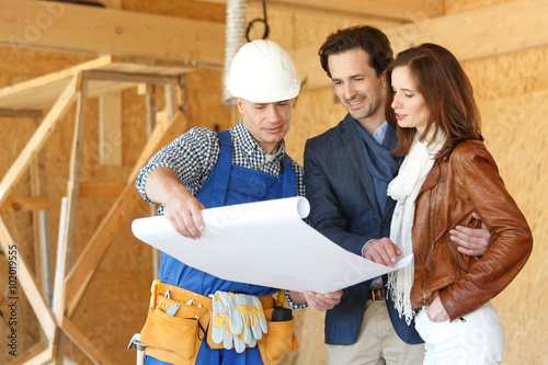 Tableau sur toile Worker shows house design plans