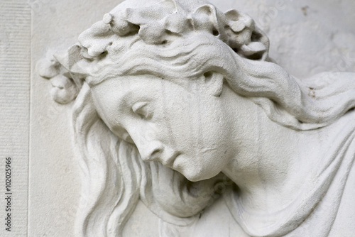 Frauenstatue photo