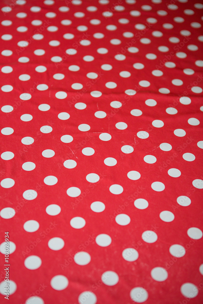 rote Tischdecke mit weißen Punkten, retro, gepunktet