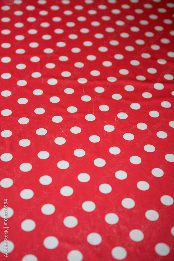 rote Tischdecke mit weißen Punkten, retro, gepunktet rote Tischdecke mit weißen Punkten, retro, gepunktet