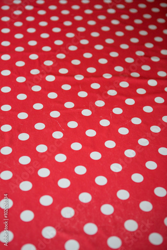 rote Tischdecke mit weißen Punkten, retro, gepunktet