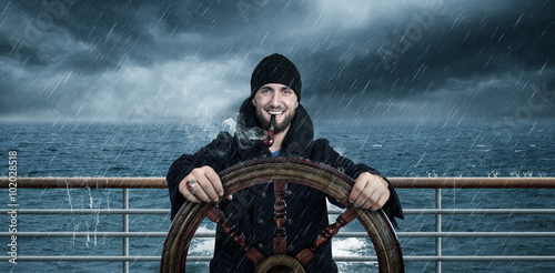 Kapitän steuert sein Schiff durch Unwetter 