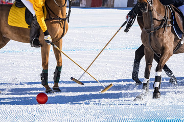 Fotobehang Wintersport Snowpolo wedstrijd op sneeuwveld  © Nikokvfrmoto