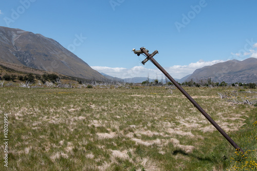 Φωτογραφία Abandoned and ramshackle power line pole