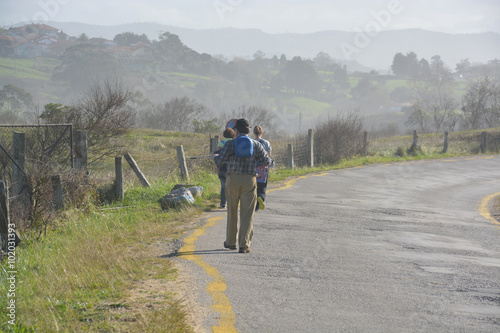 excursionistas andando por una carretera photo