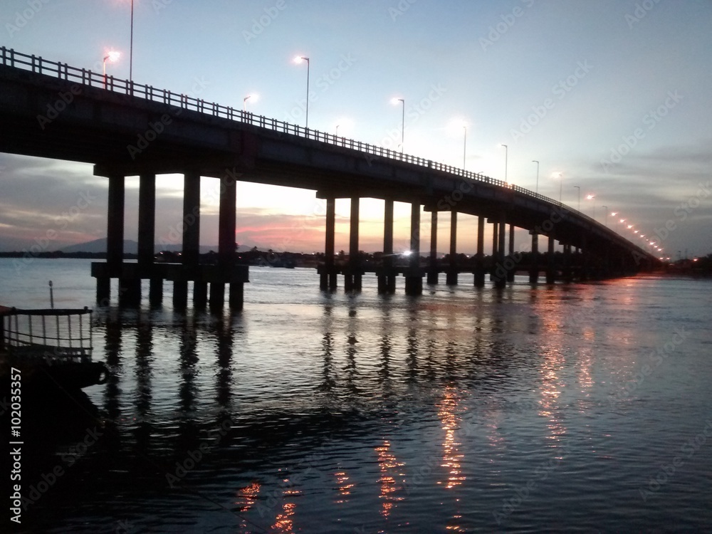 Ponte ao pôr do sol no rio Ceará
