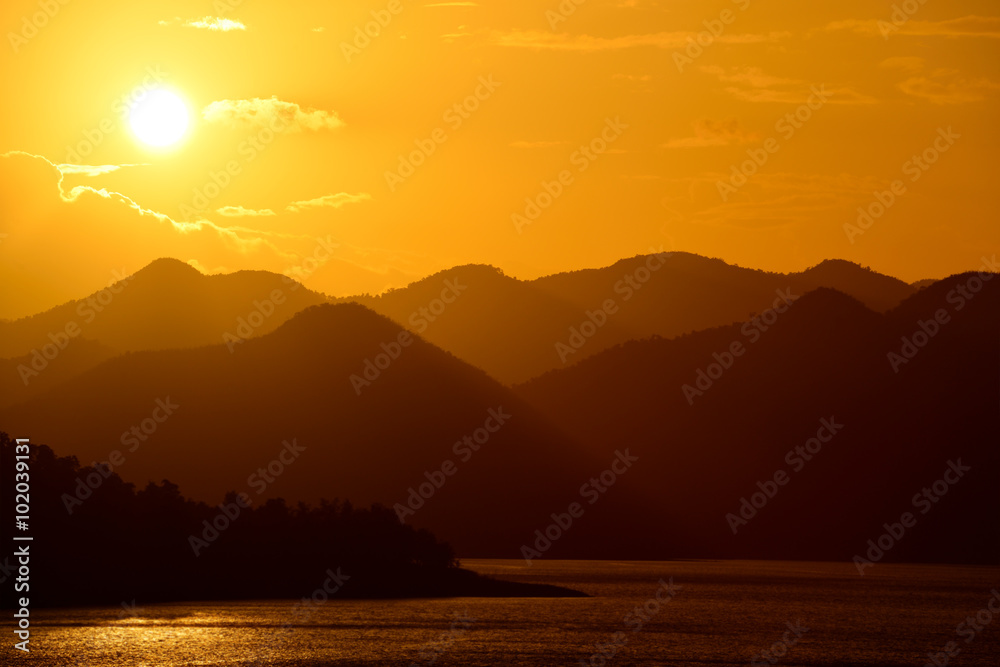Fototapeta premium Scenic view of beautiful sunset above the sea