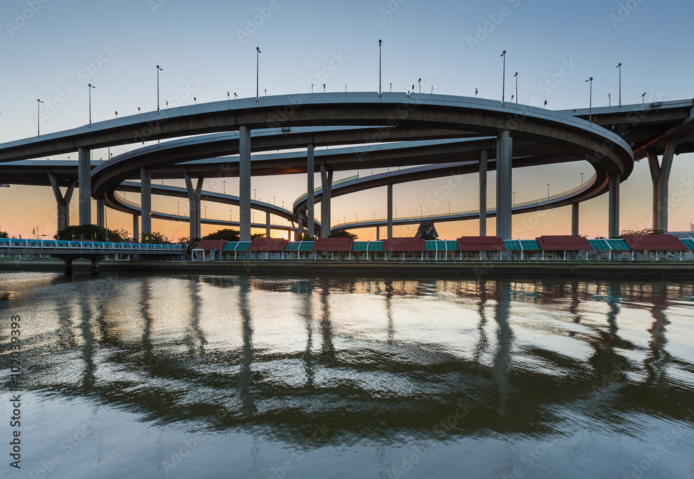 Obraz premium Ring highway interchanged river front and reflection