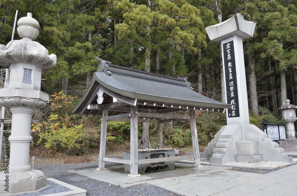 世界遺産・高野山奥の院、弘法大師御廟に通じる参道(中の橋側)入り口の手水舎です。御廟へは一の橋から2キロ、中の橋から1.3キロです。何百年も経た老杉・20万基を超える供養塔・墓碑・霊屋のなかを進みます。 世界遺産・高野山奥の院、弘法大師御廟に通じる参道(中の橋側)入り口の手水舎です。御廟へは一の橋から2キロ、中の橋から1.3キロです。何百年も経た老杉・20万基を超える供養塔・墓碑・霊屋のなかを進みます。