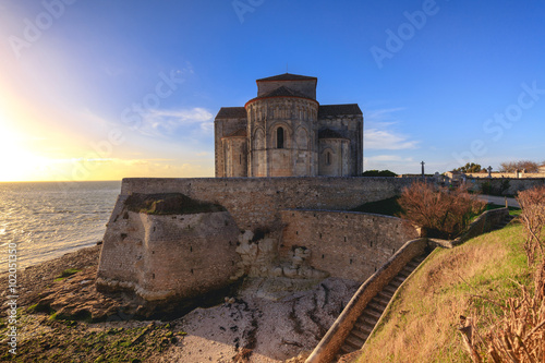 l'église de Talmont sur gironde photo