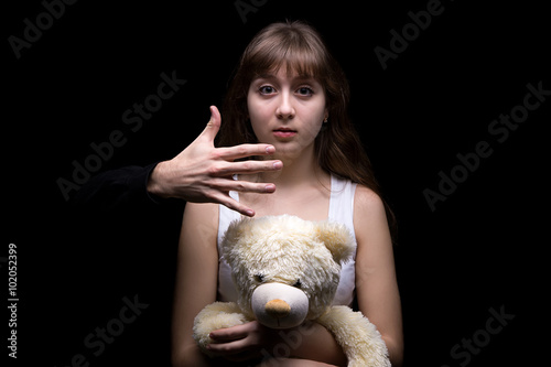 Fotografia Scared teenage girl with teddy bear