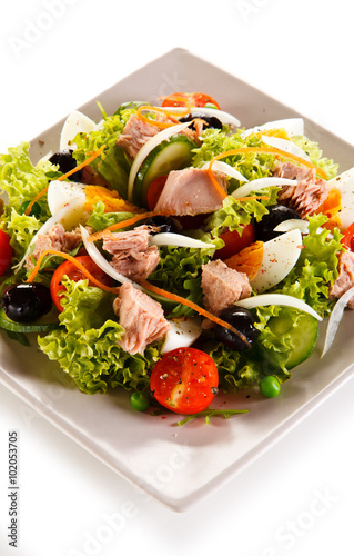 Tuna, boiled eggs and vegetables