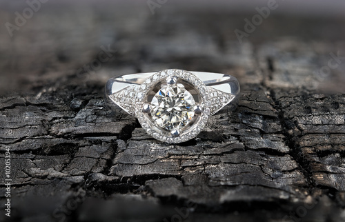 Twinkling diamond ring