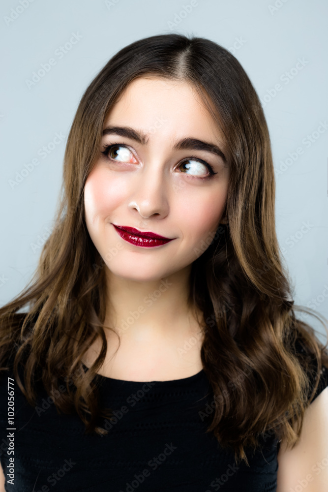 Naklejka premium Close up portrait of Happy emotional young woman with smile