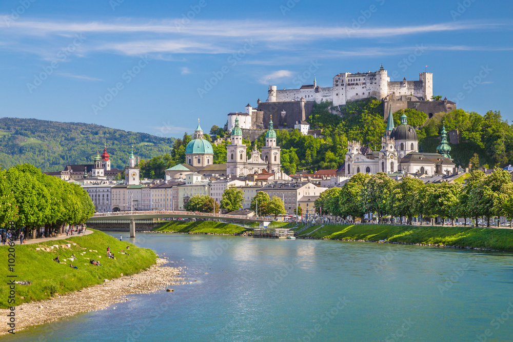 Naklejka premium Historyczne miasto Salzburg w lecie, Austria