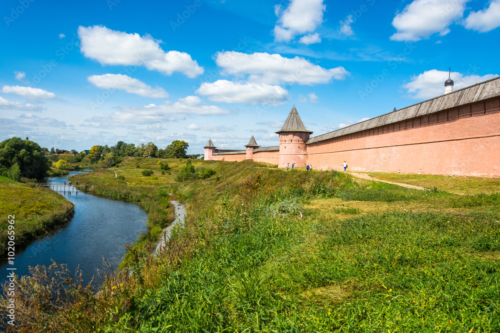 Naklejka premium The ancient walls of the Suzdal Kremlin on a Sunny summer day.