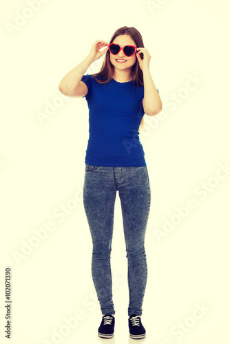 Teen woman wearing sunglasses.