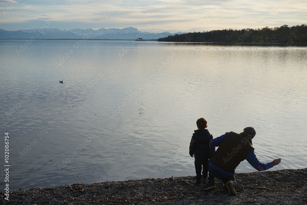 Vater und Sohn am Starnberger See im Winter 