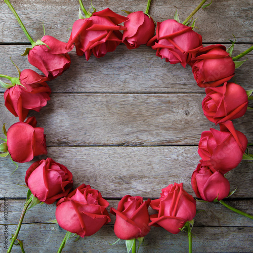  Circle of rose for valentine' s day, anniversary and congratulations