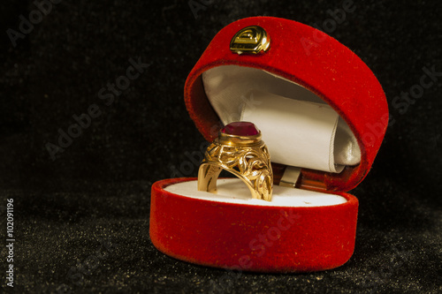 золотое кольцо с рубином