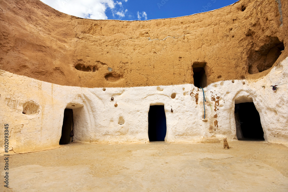 Tunisia. Matmata - the largest region of the troglodyte communities. One of many dwellings - fragment of courtyard excavated in the rock (circular crater a few meters deep)