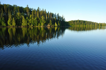 Leinwandbilder See Spiegelungen am ruhigen Wildnissee  © Mark Herreid