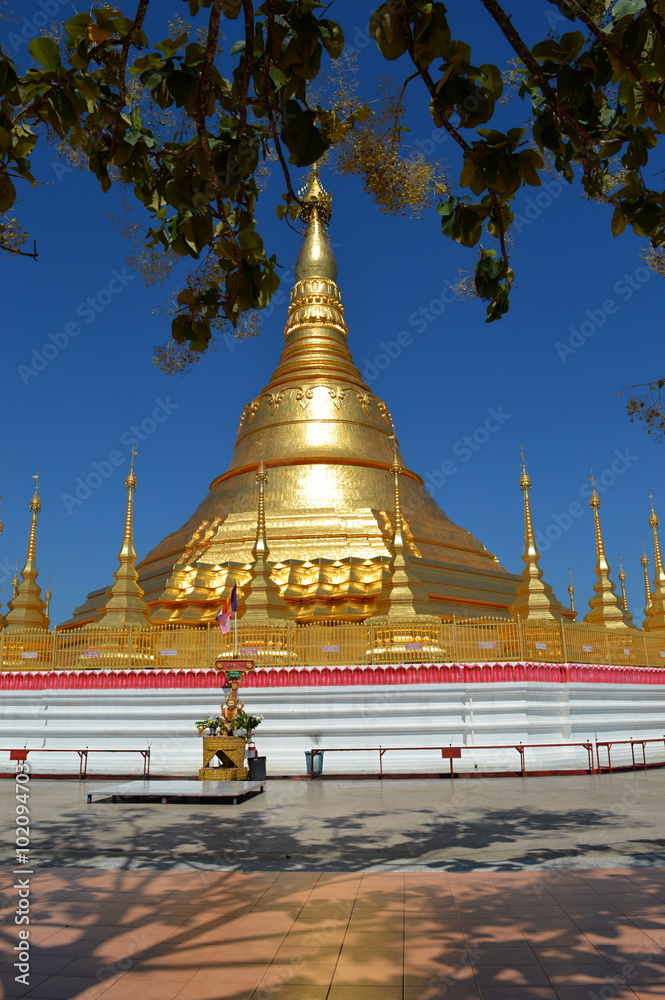 Fototapeta premium Pagoda in Tachileik, Myanmar